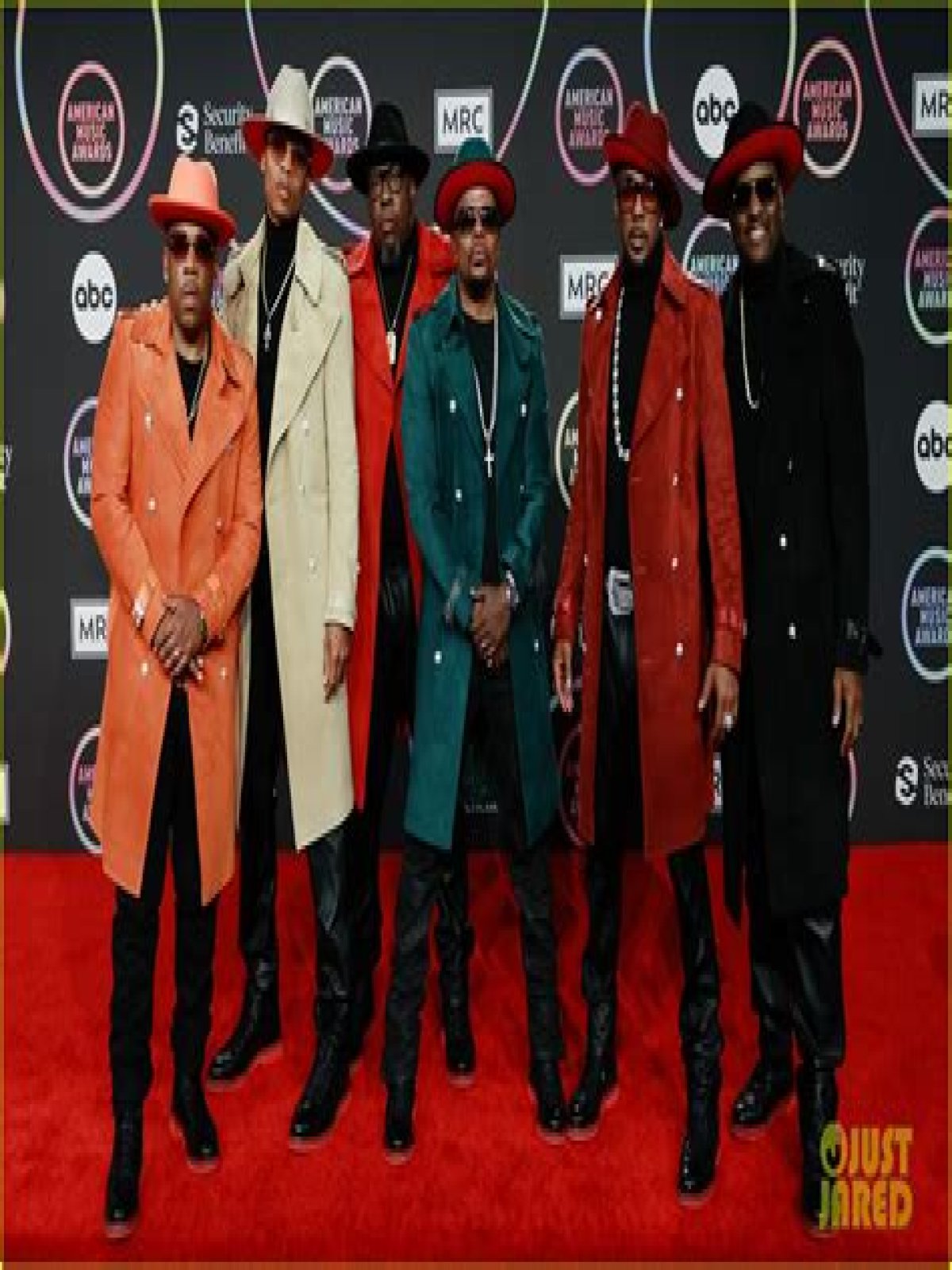 Who will perform at the AMAs 2021?
